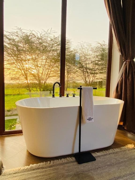 Bathtub Rooms thumbnail 5