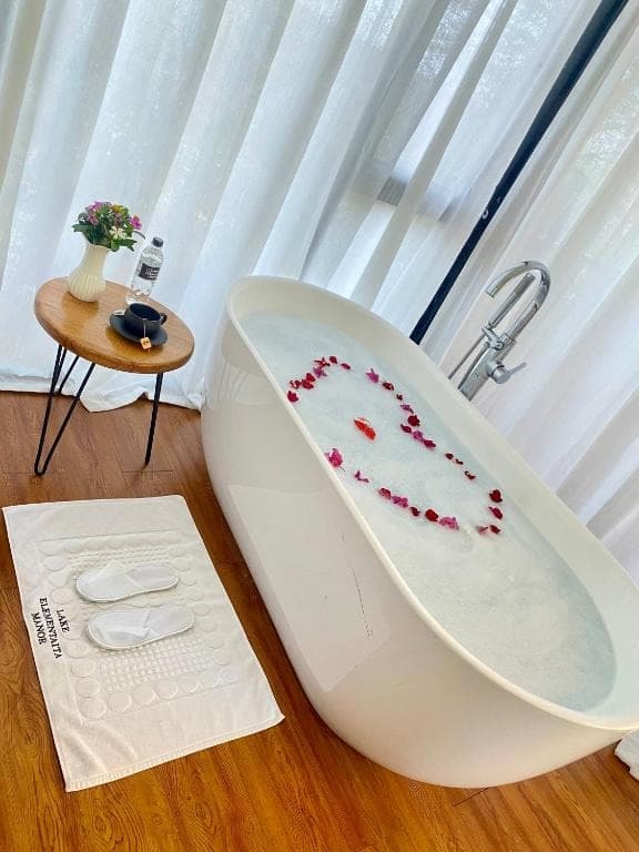 Bathtub Rooms preview 3